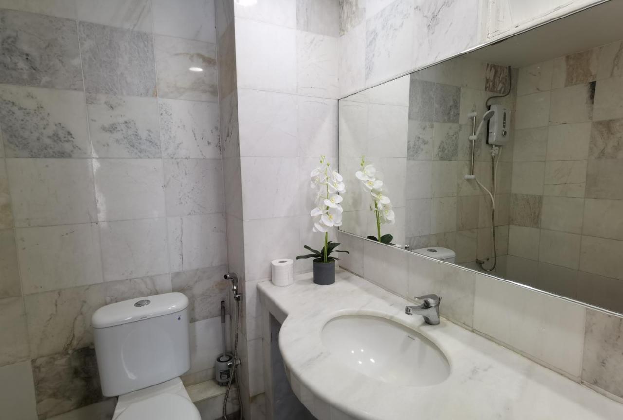 Lui Lui Comfy Condo In Great Location Kuah Esterno foto